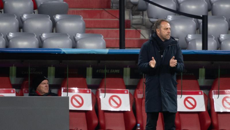 FC Bayern-Trainer Hansi Flick verfolgt das Spiel.