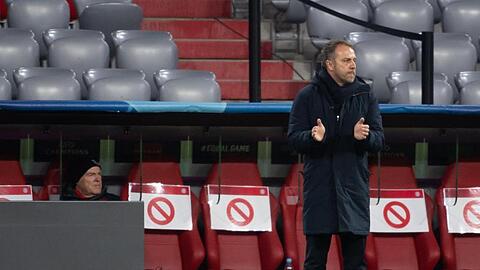 FC Bayern-Trainer Hansi Flick verfolgt das Spiel.