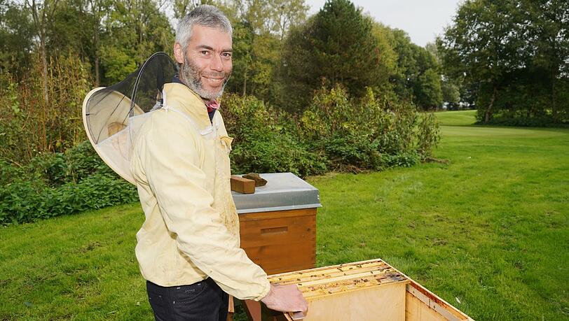 Imker Alexander Bauer, der Chef des Bienenzuchtvereins Lochhausen, hat auch am Golfplatz in Eschenried fünf Bienenhäuser, um die er sich kümmert.