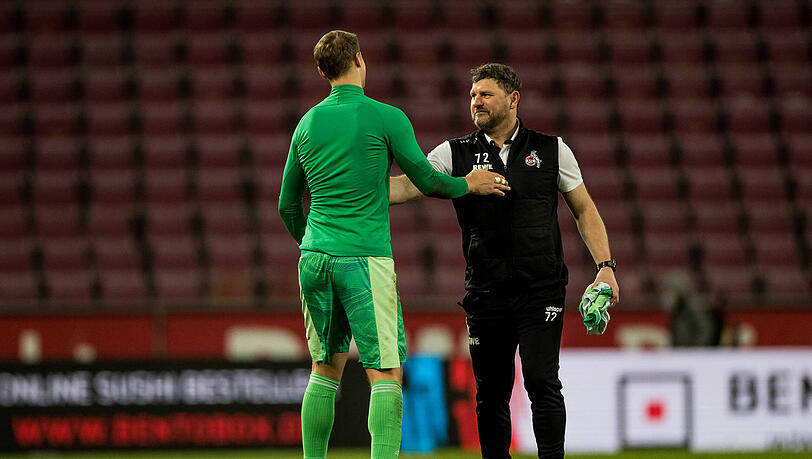 Manuel Neuer tauscht mit Steffen Baumgart: Trikot gegen Kult-Mütze.