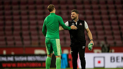 Manuel Neuer tauscht mit Steffen Baumgart: Trikot gegen Kult-Mütze.