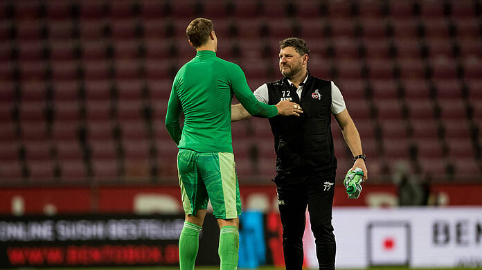 Manuel Neuer tauscht mit Steffen Baumgart: Trikot gegen Kult-Mütze.