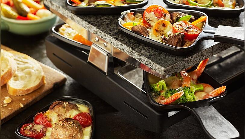 Zum Jahreswechsel kommen neue Zutaten ins Raclette-Pfännchen.