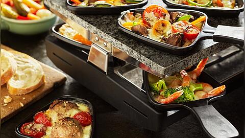 Zum Jahreswechsel kommen neue Zutaten ins Raclette-Pfännchen.