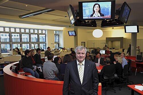Beeindruckt vom neuen Großraum-Büro der Abendzeitung: Horst Seehofer gestern beim Redaktionsbesuch.