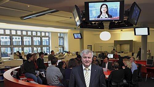 Beeindruckt vom neuen Großraum-Büro der Abendzeitung: Horst Seehofer gestern beim Redaktionsbesuch. Beeindruckt vom neuen Großraum-Büro der Abendzeitung: Horst Seehofer gestern beim Redaktionsbesuch.