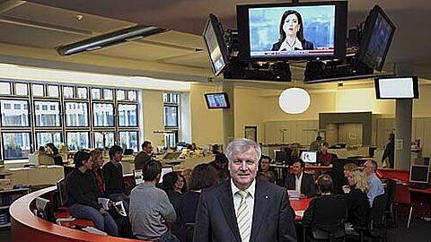 Beeindruckt vom neuen Großraum-Büro der Abendzeitung: Horst Seehofer gestern beim Redaktionsbesuch.