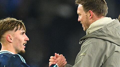 Lennart Karl klatscht nach seinem L&auml;nderspieldeb&uuml;t mit dem Bundestrainer ab.