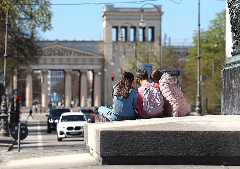 Ein perfekter Rastplatz im Museumsviertel: Vom Fu&szlig; des Obelisken am Karolinenplatz hat man einen guten Blick in die Brienner Stra&szlig;e und zum K&ouml;nigsplatz.