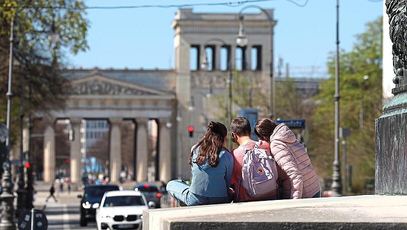 Ein perfekter Rastplatz im Museumsviertel: Vom Fu&szlig; des Obelisken am Karolinenplatz hat man einen guten Blick in die Brienner Stra&szlig;e und zum K&ouml;nigsplatz.