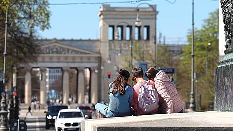 Ein perfekter Rastplatz im Museumsviertel: Vom Fu&szlig; des Obelisken am Karolinenplatz hat man einen guten Blick in die Brienner Stra&szlig;e und zum K&ouml;nigsplatz.