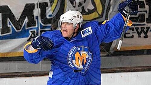 Torjäger Eric Schneider jubelt für den EHC. Torjäger Eric Schneider jubelt für den EHC.