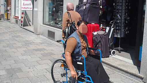 Dieser Mann im Rollstuhl wartet in der Schwanthalerstraße auf Passanten. Als besonders spendabel gelten Touristen, die vom nahe gelegenen Hauptbahnhof kommen. Dieser Mann im Rollstuhl wartet in der Schwanthalerstraße auf Passanten. Als besonders spendabel gelten Touristen, die vom nahe gelegenen Hauptbahnhof kommen.
