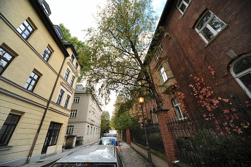 Mandlstraße: 10.500 Euro/m2 Liebevoll gestaltete Häuser, flache Bebauung und direkte Nähe zum Englischen Garten: Die Mandlstraße in Schwabing ist eine der begehrtesten Adressen. Auf der Eisbachseite zahlen Käufer pro Quadratmeter bis 10.500 Euro und kriegen dafür eine hohe Wertbeständigkeit geboten. Mieter zahlen bis zu 21 Euro pro Quadratmeter.