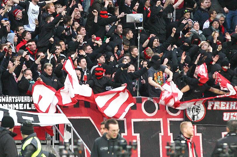 Fans des 1. FC Nürnberg zerreißen eine den Fans des FC Bayern München geklaute Zaunfahne beim Derby in Nürnberg.