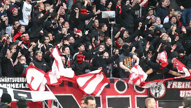 Fans des 1. FC Nürnberg zerreißen eine den Fans des FC Bayern München geklaute Zaunfahne beim Derby in Nürnberg. Fans des 1. FC Nürnberg zerreißen eine den Fans des FC Bayern München geklaute Zaunfahne beim Derby in Nürnberg.