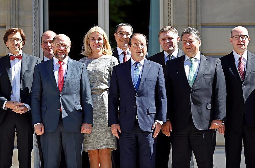 Die linken Regierungschefs von Frankreich, Österreich, Rumänien, Tschechien, Belgien, Malta und der Slowakei sowie SPD-Chef Sigmar Gabriel und Martin Schulz (3.v.l.), Spitzenkandidat der Sozialdemokraten, die sich am Samstag in Paris trafen.
