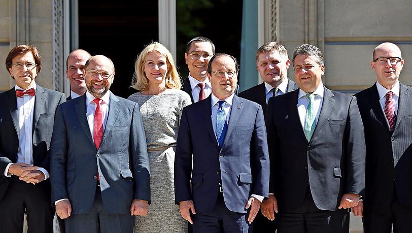 Die linken Regierungschefs von Frankreich, Österreich, Rumänien, Tschechien, Belgien, Malta und der Slowakei sowie SPD-Chef Sigmar Gabriel und Martin Schulz (3.v.l.), Spitzenkandidat der Sozialdemokraten, die sich am Samstag in Paris trafen. Die linken Regierungschefs von Frankreich, Österreich, Rumänien, Tschechien, Belgien, Malta und der Slowakei sowie SPD-Chef Sigmar Gabriel und Martin Schulz (3.v.l.), Spitzenkandidat der Sozialdemokraten, die sich am Samstag in Paris trafen.