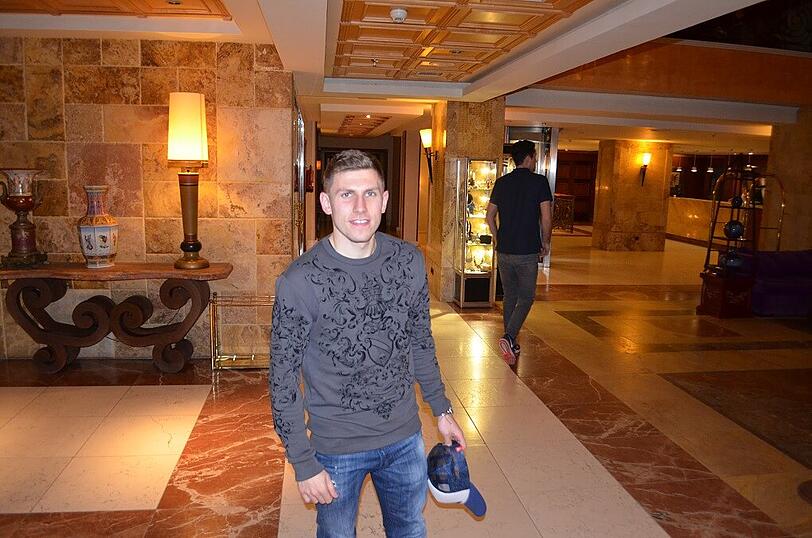 Willkommen, Levent! Hier kommt Werder Bremens Leihgabe Levent Aycicek im Teamhotel des TSV 1860 an.
