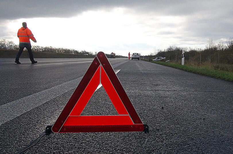 Der 45-jährige war betrunken und wurde auf der B471 von einem Auto erfasst. (Symbolbild)