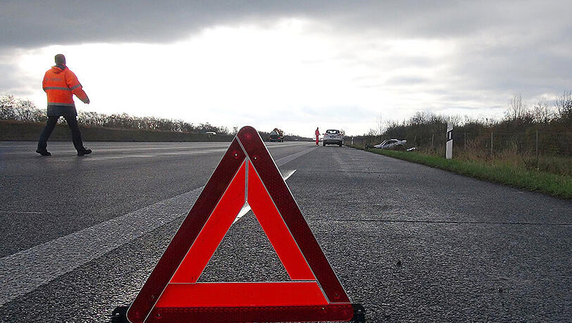 Der 45-jährige war betrunken und wurde auf der B471 von einem Auto erfasst. (Symbolbild) Der 45-jährige war betrunken und wurde auf der B471 von einem Auto erfasst. (Symbolbild)