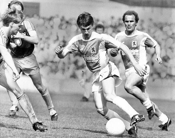 ...die allerdings beim Stadtrivalen, der damals nur in der Bayernliga spielten, auf den talentierten "Wiggerl" aufmerksam geworden waren. Bei den Löwen spielte Kögl nur in der Saison 83/84 und kam auf 12 Einsätze