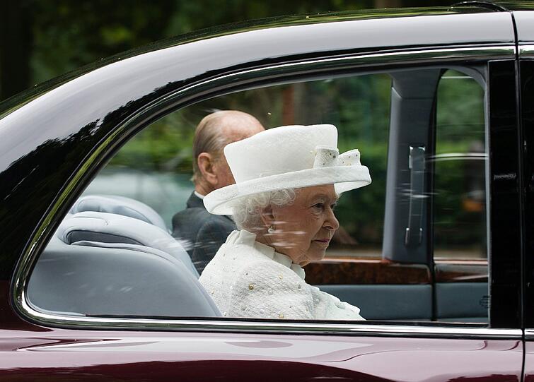 Queen Elizabeth II. und ihr Mann Prinz Philip auf dem Weg ins Schloss Bellevue