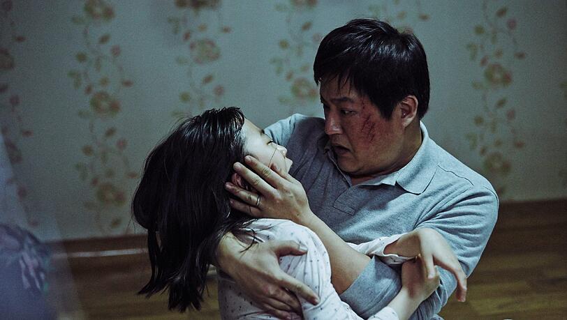 Jong-gus (Kwak Do-won) und seine Tochter (Kim Hwan-hee). Jong-gus (Kwak Do-won) und seine Tochter (Kim Hwan-hee).