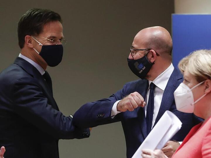 Mark Rutte, Premierminister der Niederlande, begrüßt Charles Michel.