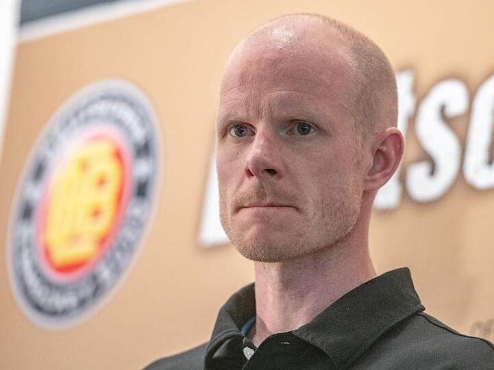 Lässt seinen Spieler im wahrsten Sinne des Wortes freie Hand am Smartphone: DEB-Coach Toni Söderholm.