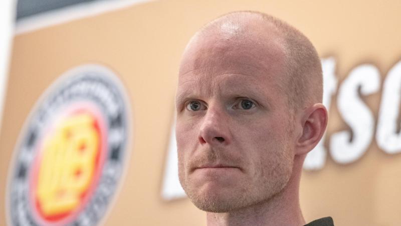 Lässt seinen Spieler im wahrsten Sinne des Wortes freie Hand am Smartphone: DEB-Coach Toni Söderholm. Lässt seinen Spieler im wahrsten Sinne des Wortes freie Hand am Smartphone: DEB-Coach Toni Söderholm.