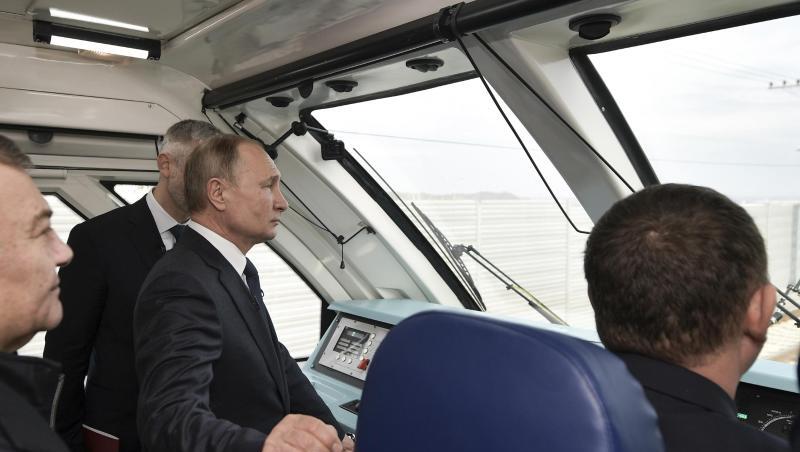 Im Führerstand: Wladimir Putin fährt per Zug über die neue 19 Kilometer lange Brücke, die die Krim mit dem russischen Festland verbindet. Im Führerstand: Wladimir Putin fährt per Zug über die neue 19 Kilometer lange Brücke, die die Krim mit dem russischen Festland verbindet.