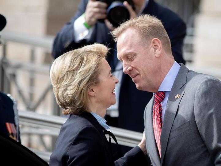 Verteidigungsministerin Ursula von der Leyen wird von Patrick Shanahan, geschäftsführender Verteidigungsminister der USA, im Pentagon empfangen.