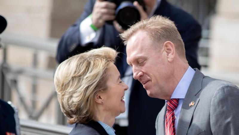 Verteidigungsministerin Ursula von der Leyen wird von Patrick Shanahan, geschäftsführender Verteidigungsminister der USA, im Pentagon empfangen. Verteidigungsministerin Ursula von der Leyen wird von Patrick Shanahan, geschäftsführender Verteidigungsminister der USA, im Pentagon empfangen.