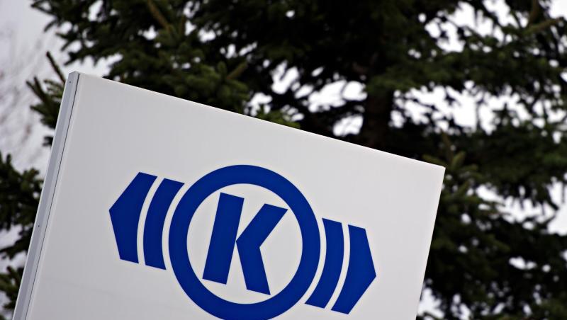Das Logo der Knorr-Bremse AG ist auf einem Schild an der Zentrale des Unternehmens zu sehen.