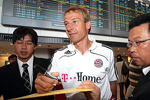 Verspricht auch den japanischen FC Bayern-Fans tollen Fußball: Jürgen Klinsmann bei der Ankunft am Narita International Airport.