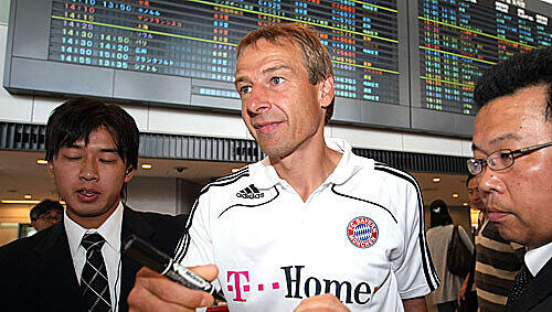Verspricht auch den japanischen FC Bayern-Fans tollen Fußball: Jürgen Klinsmann bei der Ankunft am Narita International Airport. Verspricht auch den japanischen FC Bayern-Fans tollen Fußball: Jürgen Klinsmann bei der Ankunft am Narita International Airport.