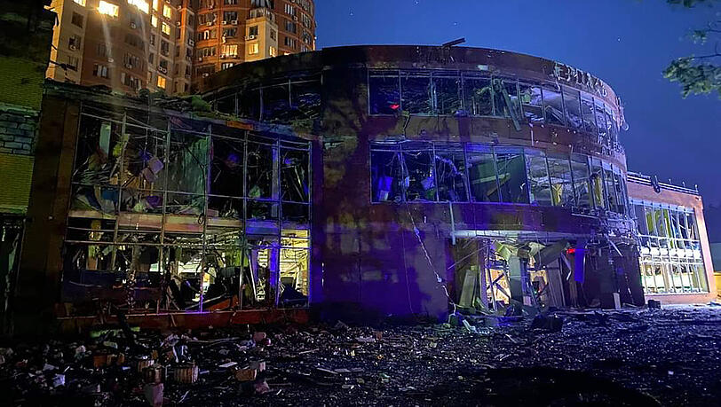 Dieses vom Ukrainian Emergency Situation Press Office zur Verfügung gestellte Foto zeigt ein beschädigtes Gebäude nach dem Einschlag einer Rakete.