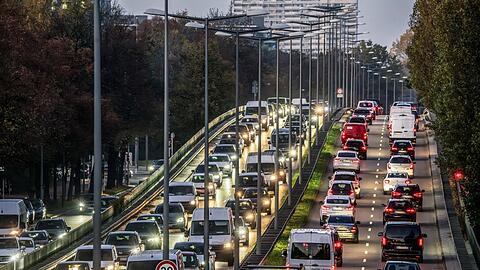Auf einem 2,5 Kilometer langem Abschnitt aAuf der Landshuter Allee gilt seit dem Sommer Tempo 30. Reicht das als Maßnahme für eine sauberere Luft? Der Stadtrat entscheidet darüber im Februar.