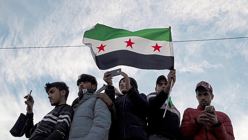 Junge Syrer feiern nach dem Sturz Assads auf dem Umayyad-Platz in der syrischen Hauptstadt Damaskus. Junge Syrer feiern nach dem Sturz Assads auf dem Umayyad-Platz in der syrischen Hauptstadt Damaskus.