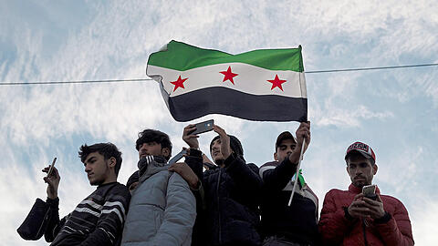 Junge Syrer feiern nach dem Sturz Assads auf dem Umayyad-Platz in der syrischen Hauptstadt Damaskus.