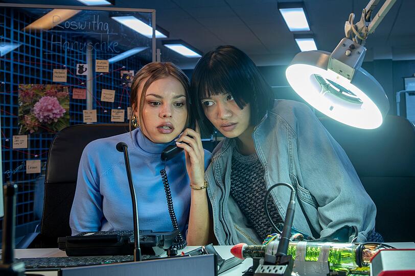 Victoria (Lea Zo&euml; Voss, links) und Yuki (Nhung Hong) m&uuml;ssen eine Gruppenarbeit erledigen.
