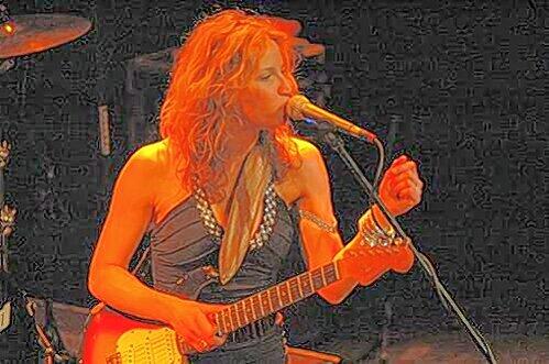 Trotz ramponierter Fender-Gitarre auf der Suche nach dem eigenen Standpunkt bei den Rother Bluestagen: Ana Popovic.