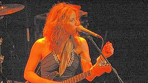 Trotz ramponierter Fender-Gitarre auf der Suche nach dem eigenen Standpunkt bei den Rother Bluestagen: Ana Popovic. Trotz ramponierter Fender-Gitarre auf der Suche nach dem eigenen Standpunkt bei den Rother Bluestagen: Ana Popovic.