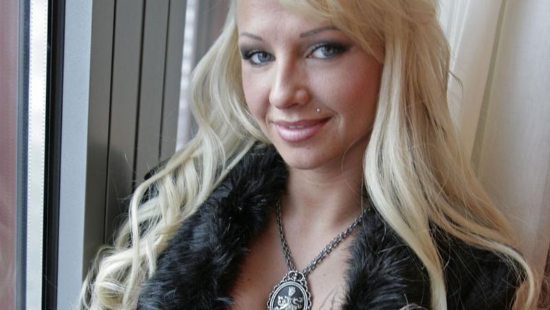 Die Fans trauerten um Carolin Wosnitza alias "Sexy Cora" Die Fans trauerten um Carolin Wosnitza alias "Sexy Cora"