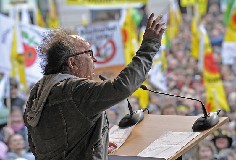 Trotz strömenden Regens haben am Samstagnachmittag rund 30.000 Menschen an einer Kundgebung
gegen Atomenergie auf dem Münchner Odeonsplatz teilgenommen. Sehen Sie hier die besten Bilder der Aktion.