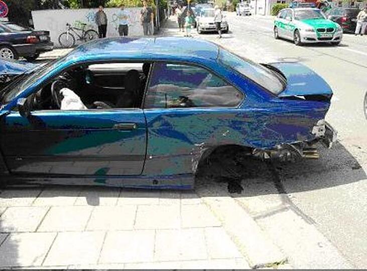 Aus diesem Auto wurde der Raser schwer verletzt geborgen.