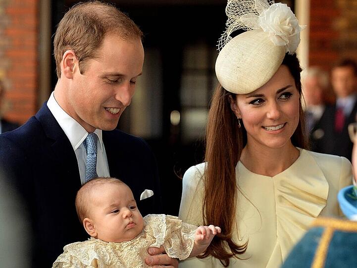 Ein kritischer, neugieriger Blick: Prinz George bei seiner Taufe im Londoner St. James's Palace
