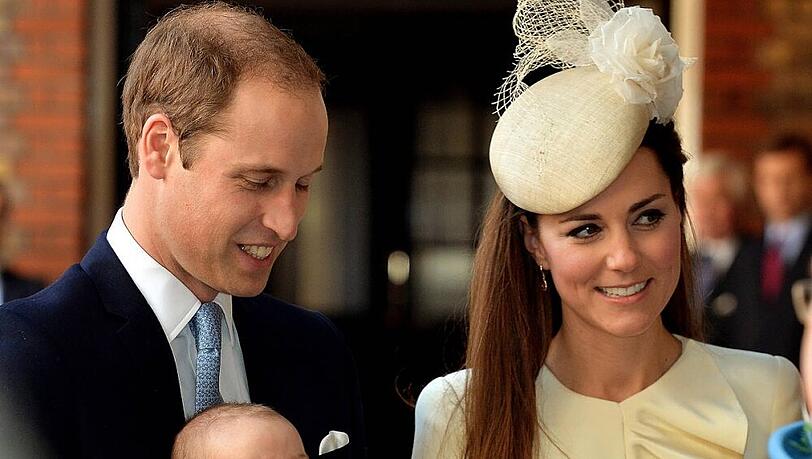 Ein kritischer, neugieriger Blick: Prinz George bei seiner Taufe im Londoner St. James's Palace Ein kritischer, neugieriger Blick: Prinz George bei seiner Taufe im Londoner St. James's Palace