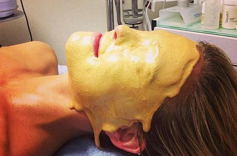 Bar Refaeli vergoldet: Das Model hat sich eine außergewöhnliche Maske gegönnt.